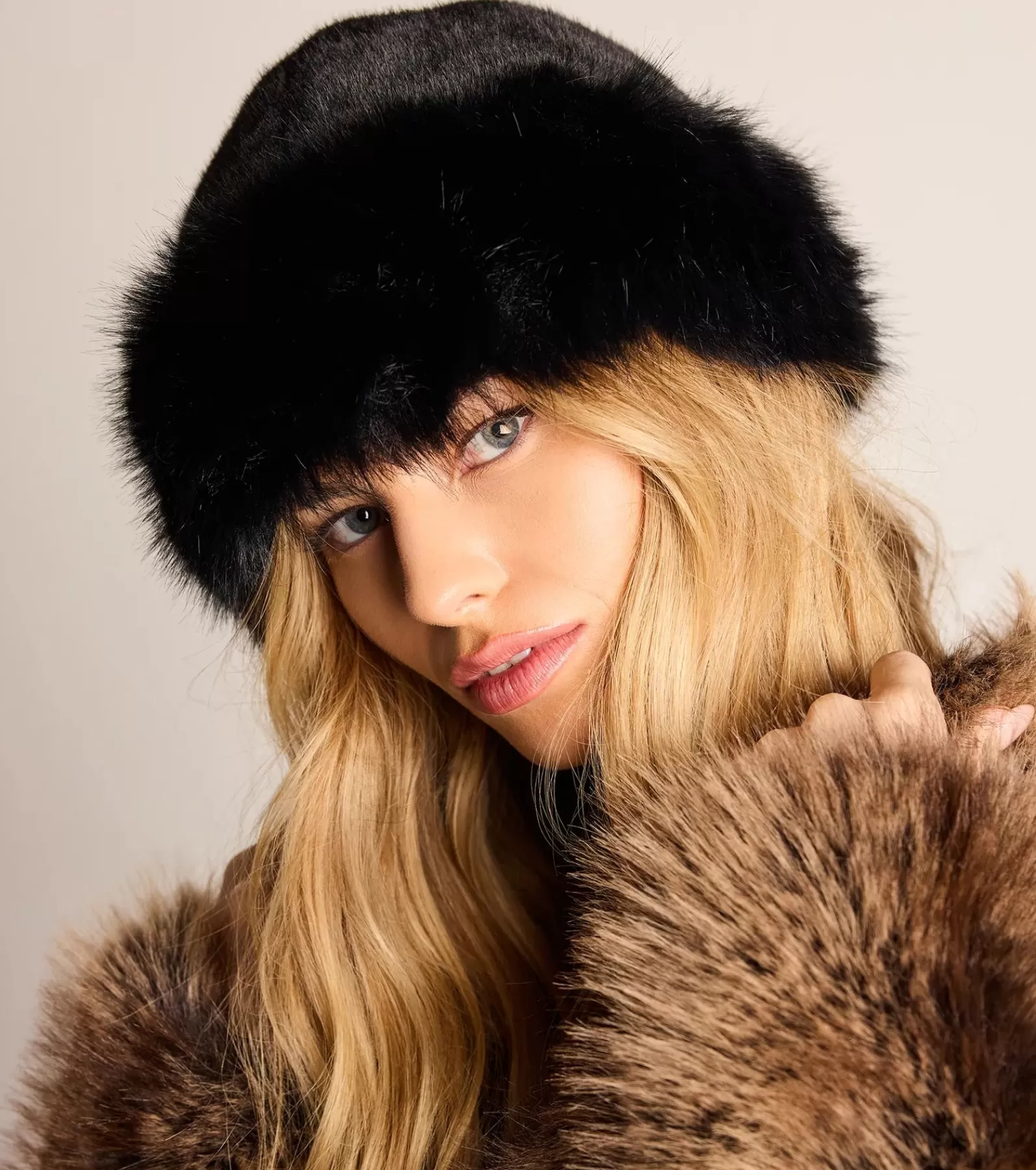 Windsor Cold Weather Accessories | Hats*Cozy Glam Faux Fur Round Bucket Hat